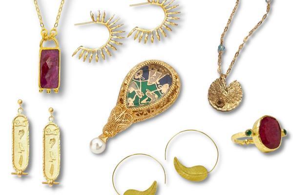 An selection of gold jewellery